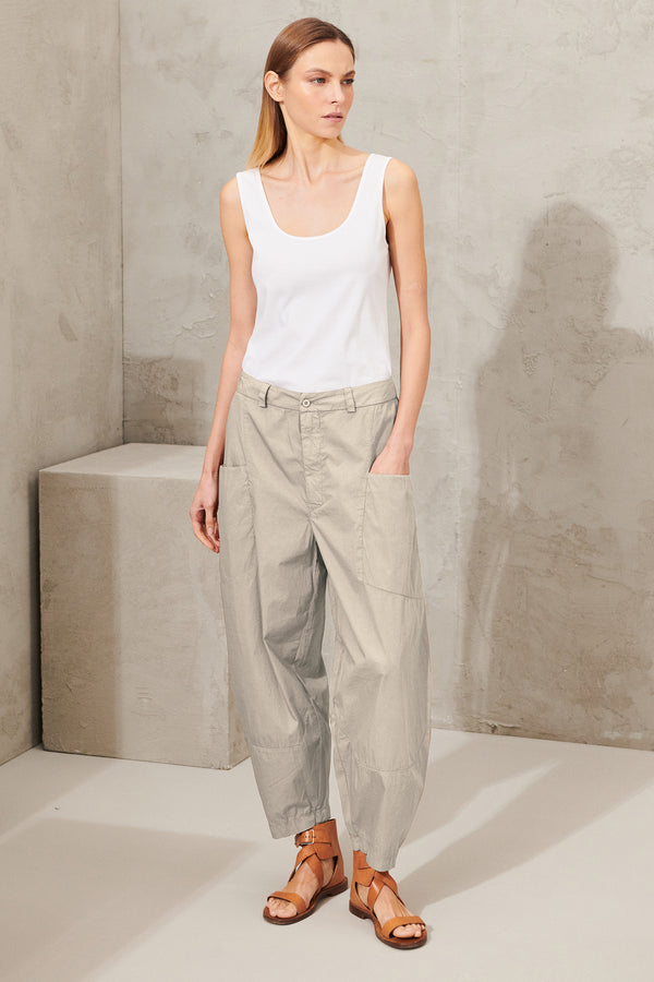 Light cotton wide and ergonomic trousers with big front pockets | 1011.CFDTRWN235.21