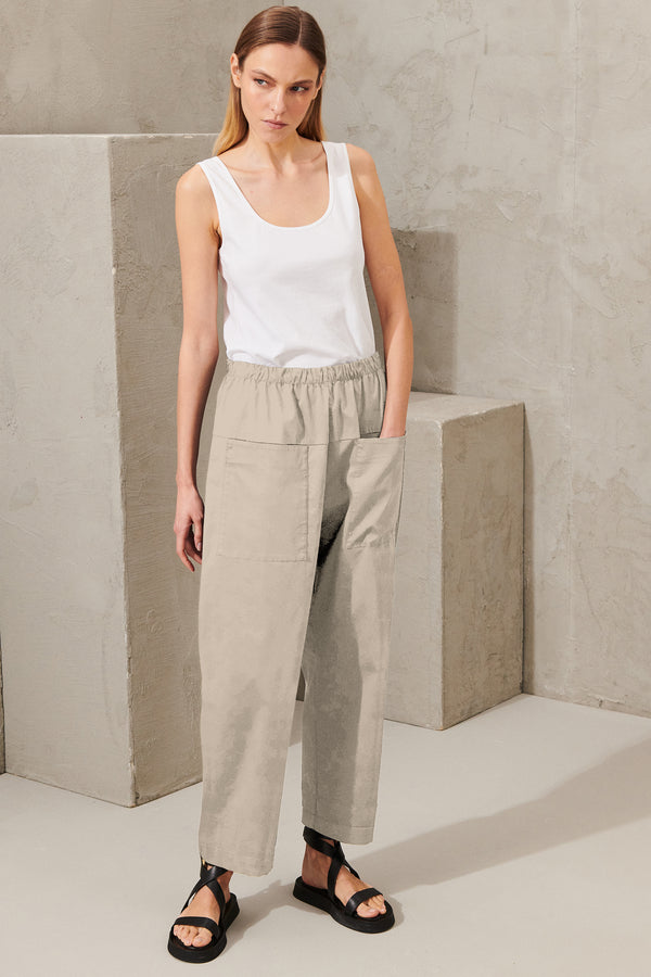 Pantalone comfort fit con tasche davanti in cotone stretch. elastico in vita | 1011.CFDTRWO242.21