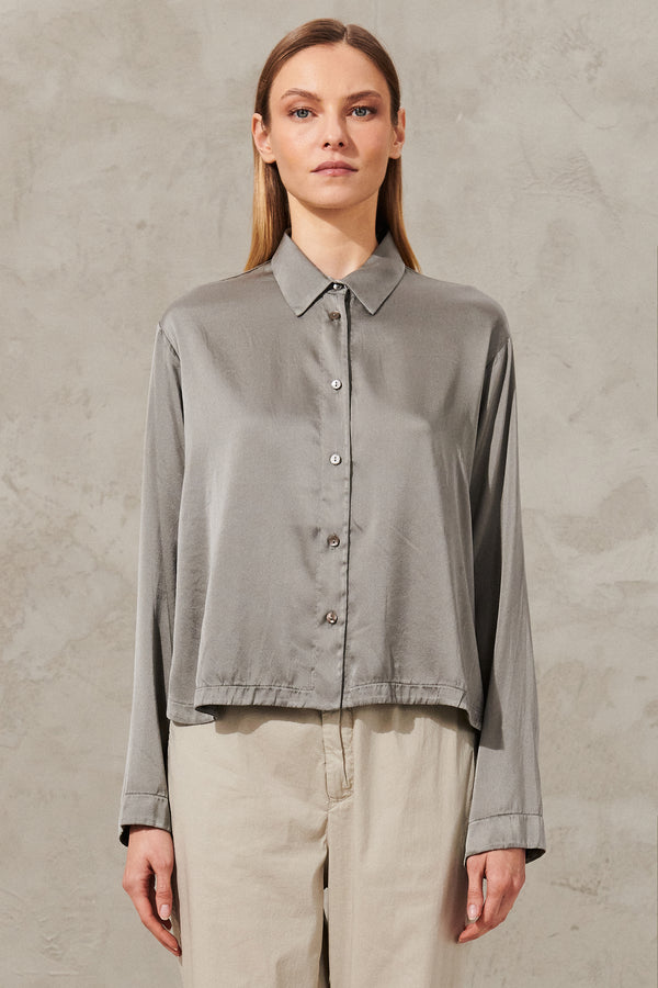 Long-sleeved shirt in stretch silk satin with rounded bottom and slits | 1011.CFDTRWU302.12