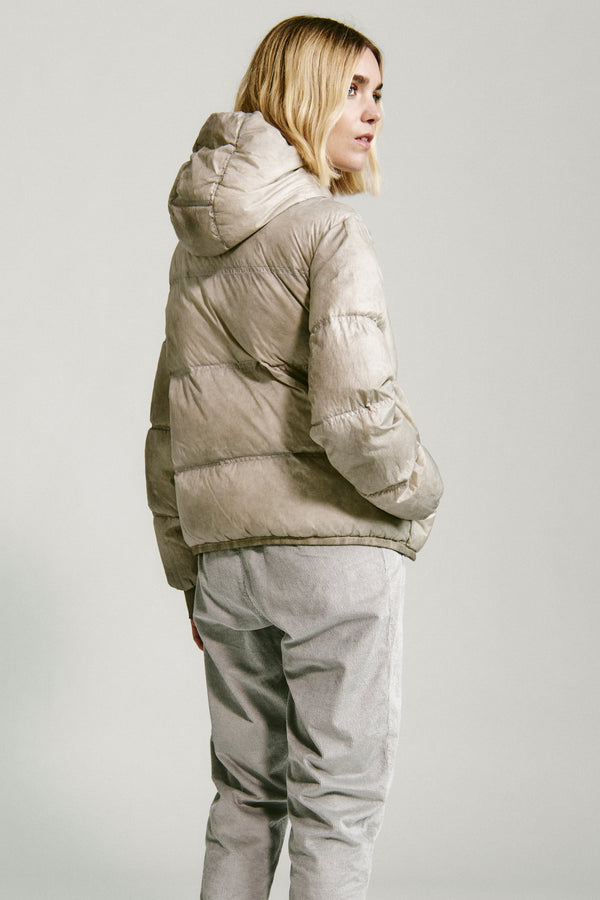 Giubbino corto in vera piuma 50 grammi con cappuccio. tinto capo evolution | 1013.CFDTRY21560E.U01