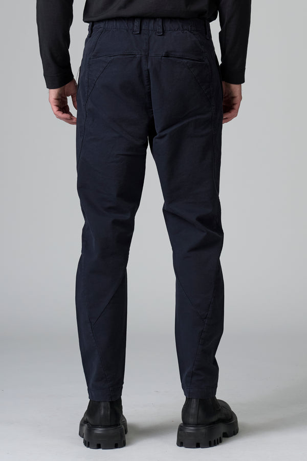Pantalon chino coupe droite en satin de coton stretch avec petite poche brodée à la main sur le côté gauche | 1016.CFUTRBG162.U05