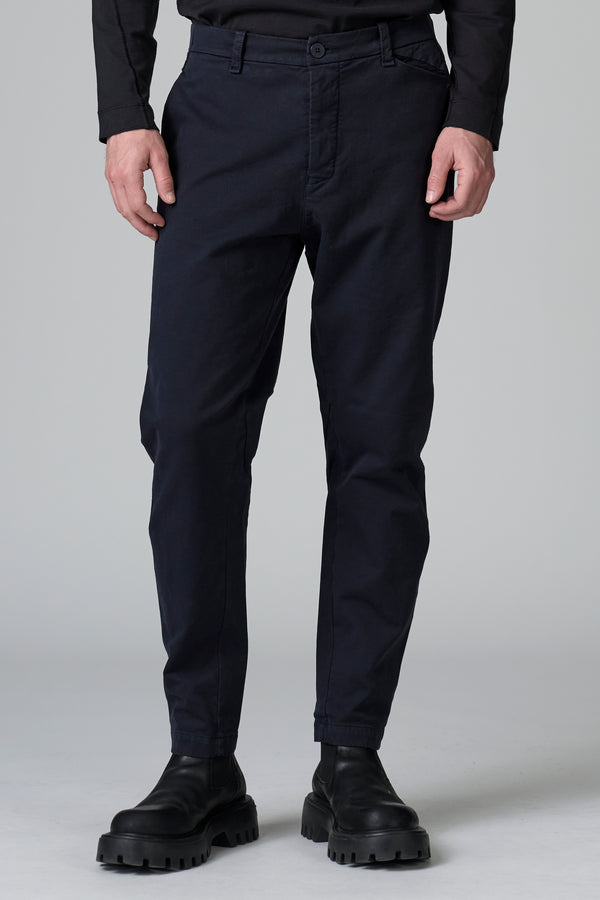 Pantalon chino coupe droite en satin de coton stretch avec petite poche brodée à la main sur le côté gauche | 1016.CFUTRBG162.U05