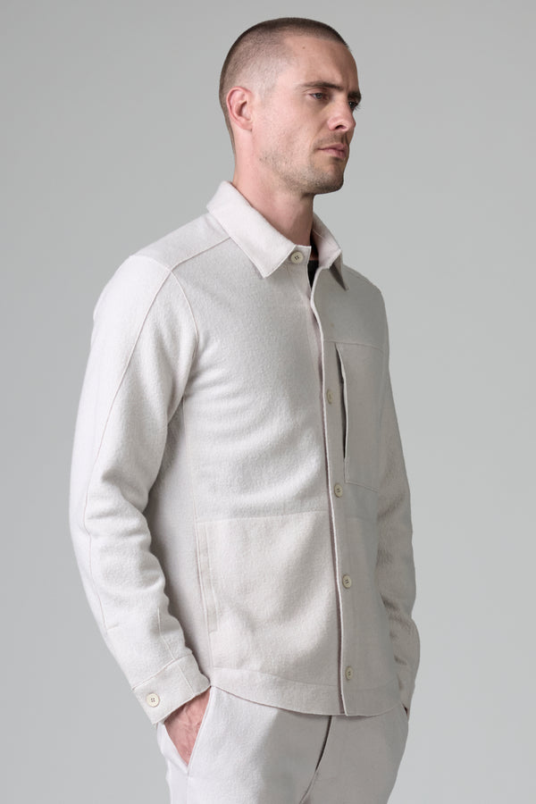 Raw cut boiled wool regular overshirt. Buttoned opening, zipped chest pocket | 1016.CFUTRBK203.U01