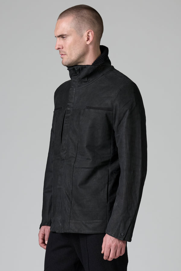 Veste militaire zippée coupe droite en cuir ciré avec applications en drap de laine vierge | 1016.CFUTRBQ261.U10