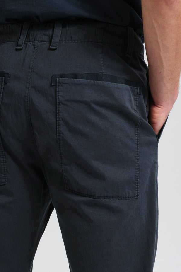 Chino-Hose im Loose Fit aus Baumwolle und Tencel mit Stretchanteil mit elastischem Bund und aufgesetzten Gesäßtaschen | 1017.CFUTRCC120.U05