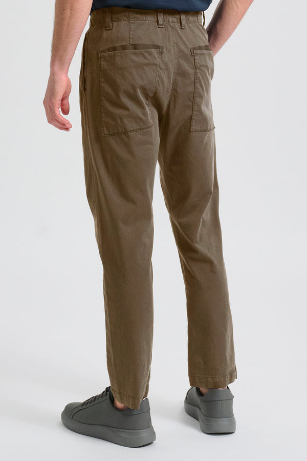Loose-fit chino trousers in stretch cotton and tencel with elastic waistband and back patch pockets | 1017.CFUTRCC120.U06