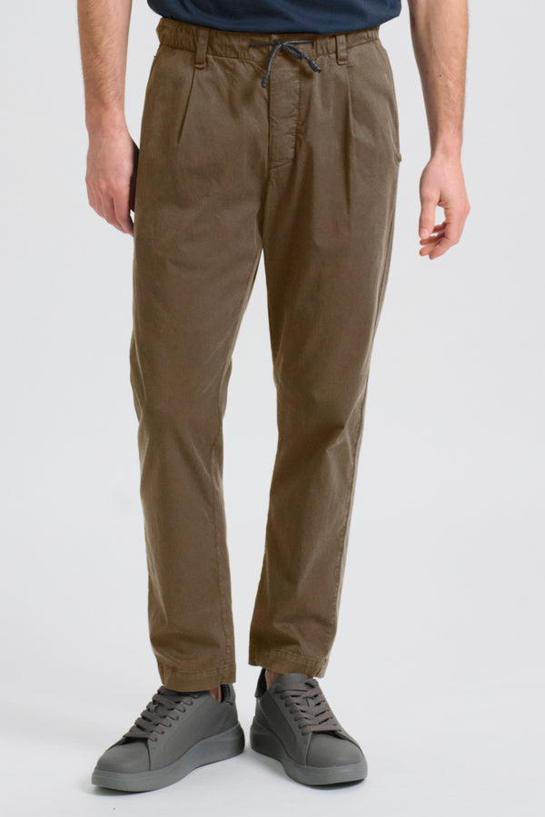 Loose-fit chino trousers in stretch cotton and tencel with elastic waistband and back patch pockets | 1017.CFUTRCC120.U06