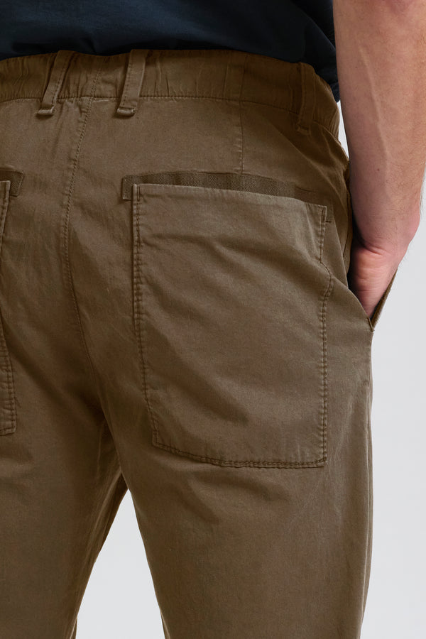 Chino-Hose im Loose Fit aus Baumwolle und Tencel mit Stretchanteil mit elastischem Bund und aufgesetzten Gesäßtaschen | 1017.CFUTRCC120.U06