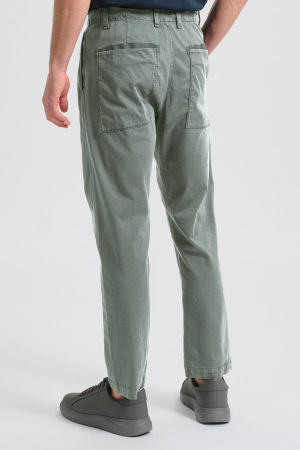 Loose-fit chino trousers in stretch cotton and tencel with elastic waistband and back patch pockets | 1017.CFUTRCC120.U13