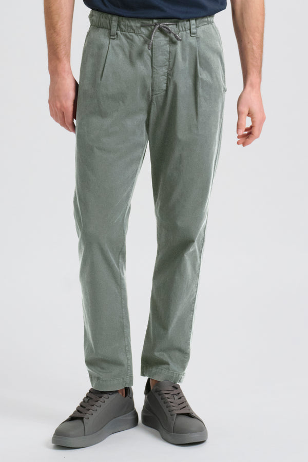 Loose-fit chino trousers in stretch cotton and tencel with elastic waistband and back patch pockets | 1017.CFUTRCC120.U13