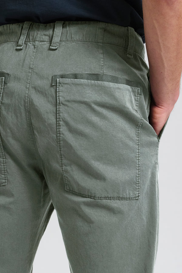 Chino-Hose im Loose Fit aus Baumwolle und Tencel mit Stretchanteil mit elastischem Bund und aufgesetzten Gesäßtaschen | 1017.CFUTRCC120.U13
