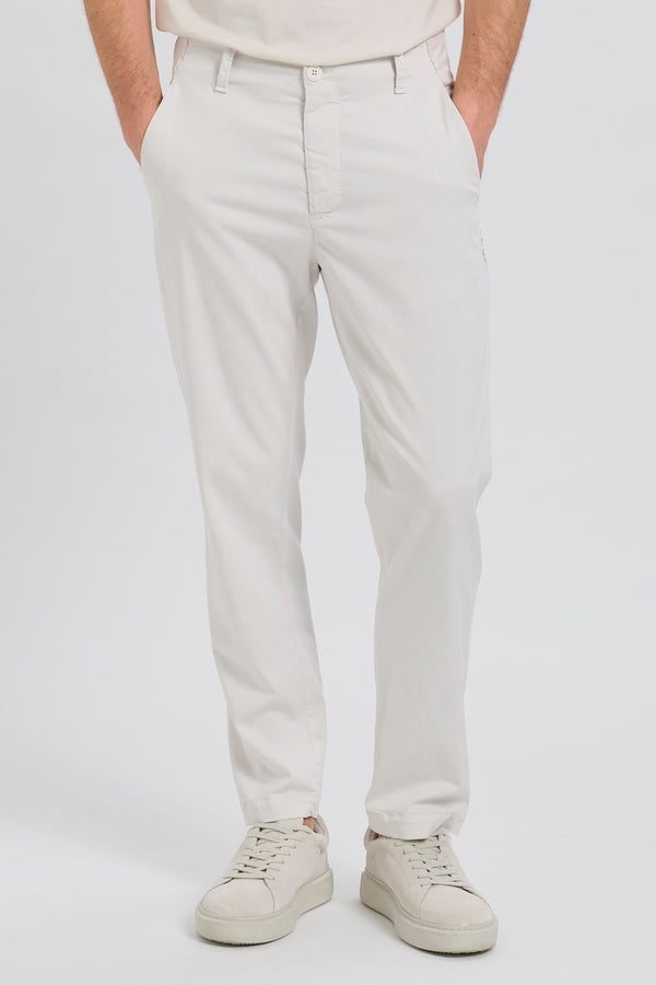 Regular-fit chino trousers in stretch cotton and tencel. Side detail with comb stitch | 1017.CFUTRCC122.U01
