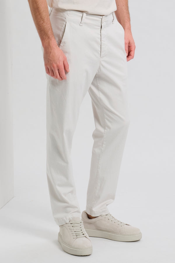 Pantalon chino coupe droite en coton et tencel extensibles. Détail latéral avec point peigne | 1017.CFUTRCC122.U01