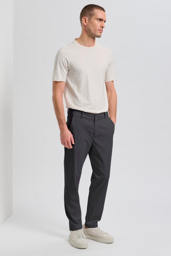 Regular-fit chino trousers in stretch cotton and tencel. Side detail with comb stitch | 1017.CFUTRCC122.U12