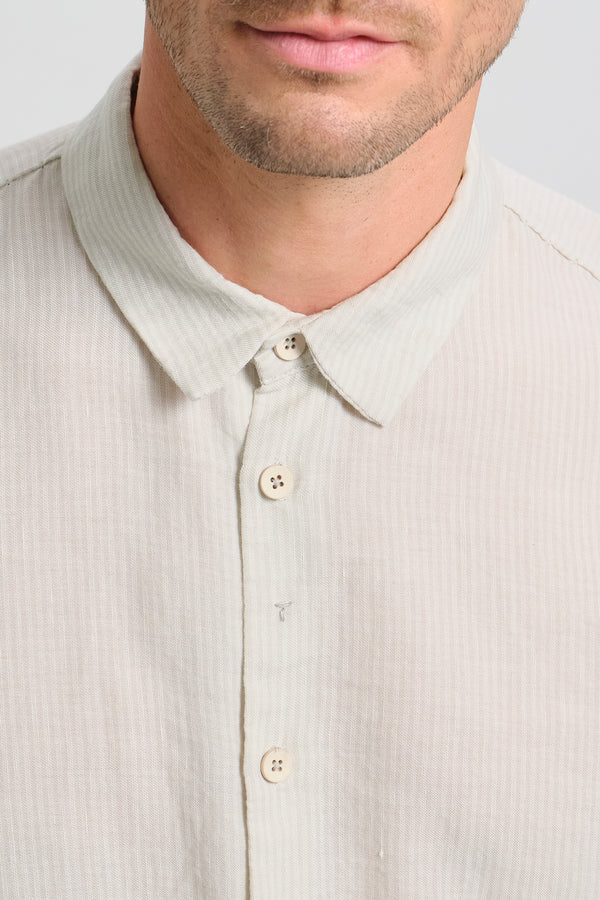 Chemise coupe loose en coton et lin léger rayé avec coutures au point peigne sur les épaules | 1017.CFUTRCW320.U02