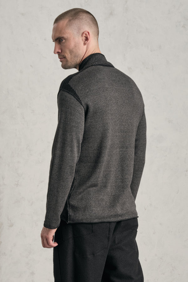 Pullover scollo a v regular-fit in lana vergine cardata e lino con inserti a contrasto colore | 1019.CFUTRE16511.U13