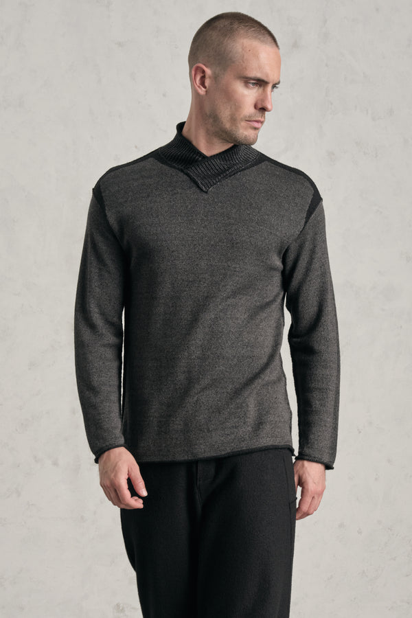 Pullover scollo a v regular-fit in lana vergine cardata e lino con inserti a contrasto colore | 1019.CFUTRE16511.U13