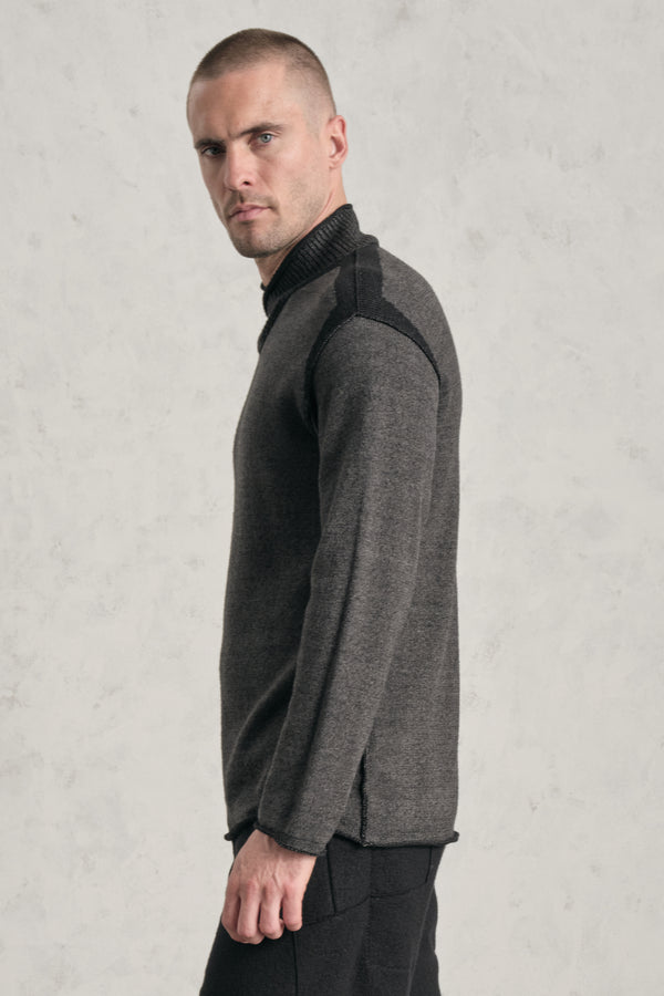 Pullover scollo a v regular-fit in lana vergine cardata e lino con inserti a contrasto colore | 1019.CFUTRE16511.U13