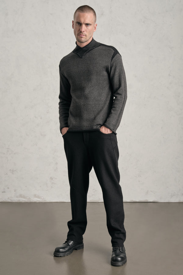Pullover scollo a v regular-fit in lana vergine cardata e lino con inserti a contrasto colore | 1019.CFUTRE16511.U13