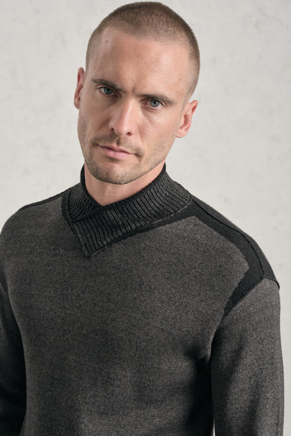 Pullover scollo a v regular-fit in lana vergine cardata e lino con inserti a contrasto colore | 1019.CFUTRE16511.U13