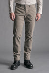 Pantalone chinos regular fit in cotone stretch | 1019.CFUTREA100.U13