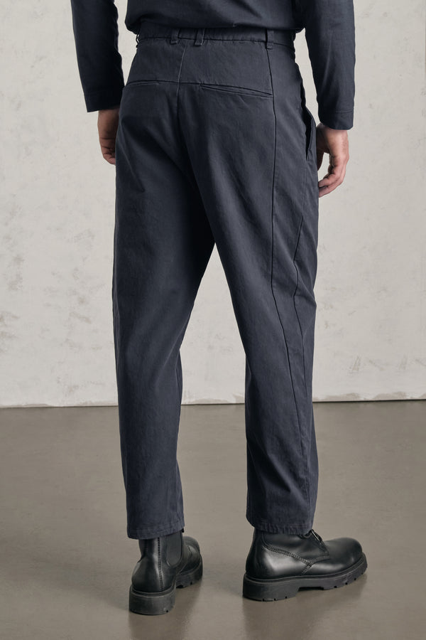 Loose-fit chinos in stretch cotton with small front pleats | 1019.CFUTREC120.U05