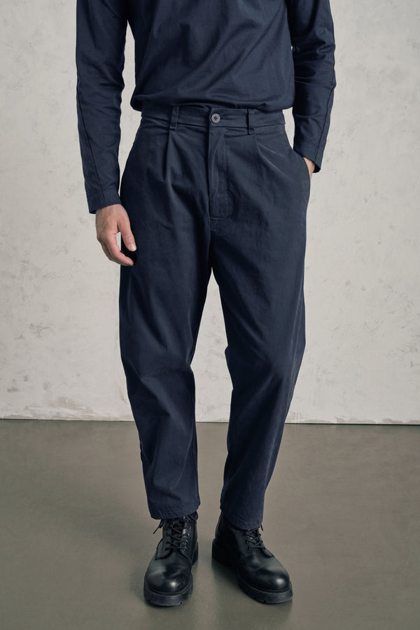 Loose-fit chinos in stretch cotton with small front pleats | 1019.CFUTREC120.U05