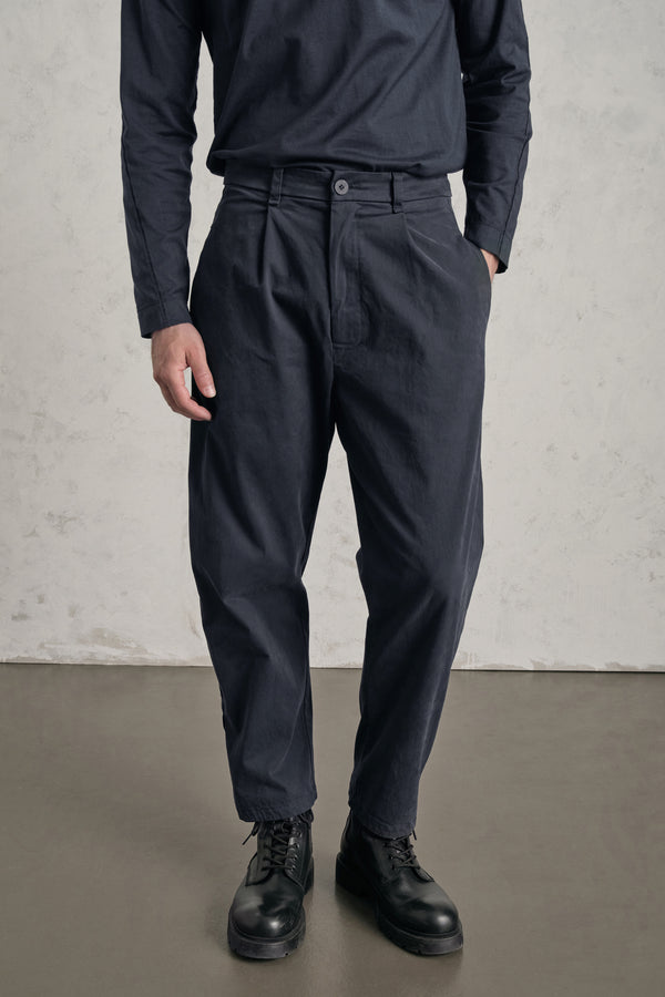 Loose-fit chinos in stretch cotton with small front pleats | 1019.CFUTREC120.U05