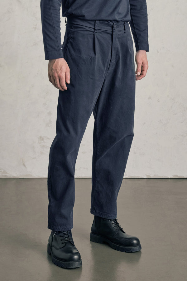 Loose-fit chinos in stretch cotton with small front pleats | 1019.CFUTREC120.U05