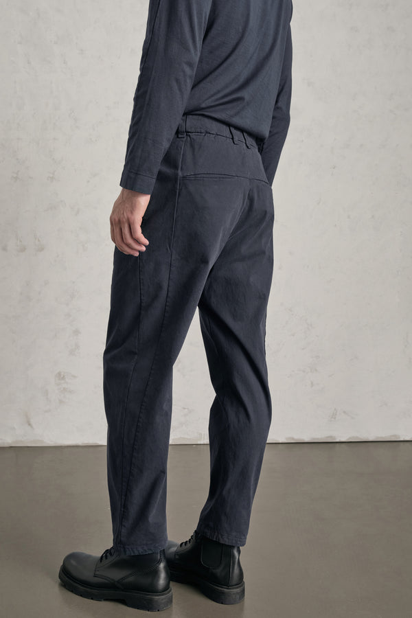 Loose-fit chinos in stretch cotton with small front pleats | 1019.CFUTREC120.U05