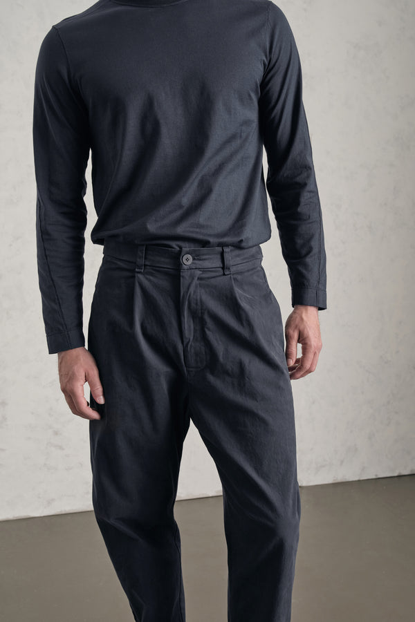Loose-fit chinos in stretch cotton with small front pleats | 1019.CFUTREC120.U05