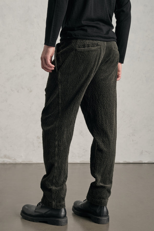 Pantalone loose-fit con pieghe frontali in velluto a coste di cotone e modal stretch | 1019.CFUTREE140.U09
