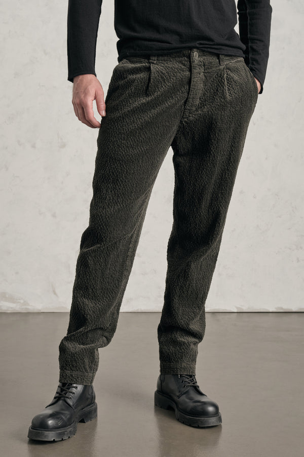 Pantalone loose-fit con pieghe frontali in velluto a coste di cotone e modal stretch | 1019.CFUTREE140.U09