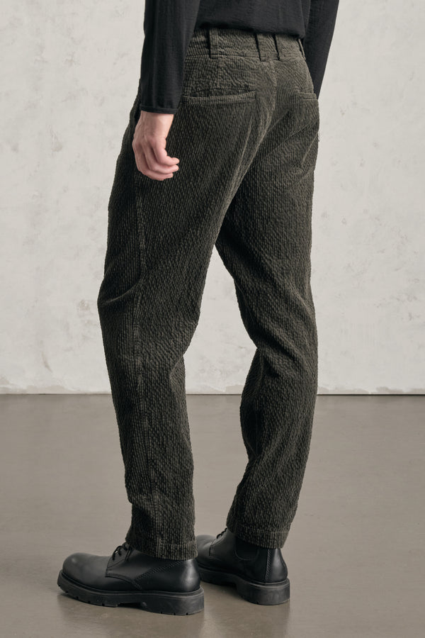Pantalone loose-fit con pieghe frontali in velluto a coste di cotone e modal stretch | 1019.CFUTREE140.U09