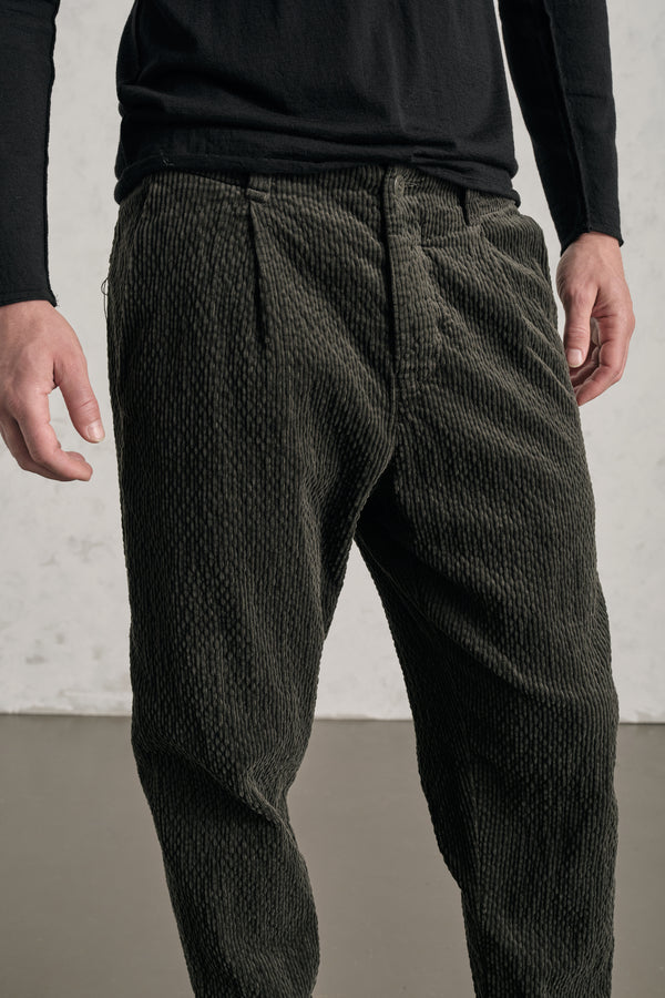 Pantalone loose-fit con pieghe frontali in velluto a coste di cotone e modal stretch | 1019.CFUTREE140.U09