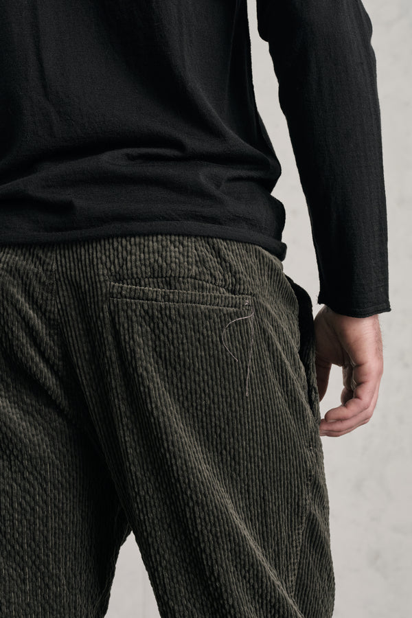 Pantalone loose-fit con pieghe frontali in velluto a coste di cotone e modal stretch | 1019.CFUTREE140.U09