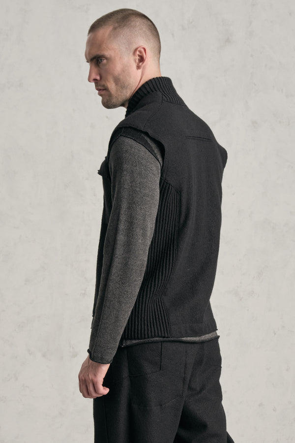 Gilet sportivo regular-fit in panno di lana cotta con profili taglio a vivo ed inserti in maglia | 1019.CFUTREK204.U10