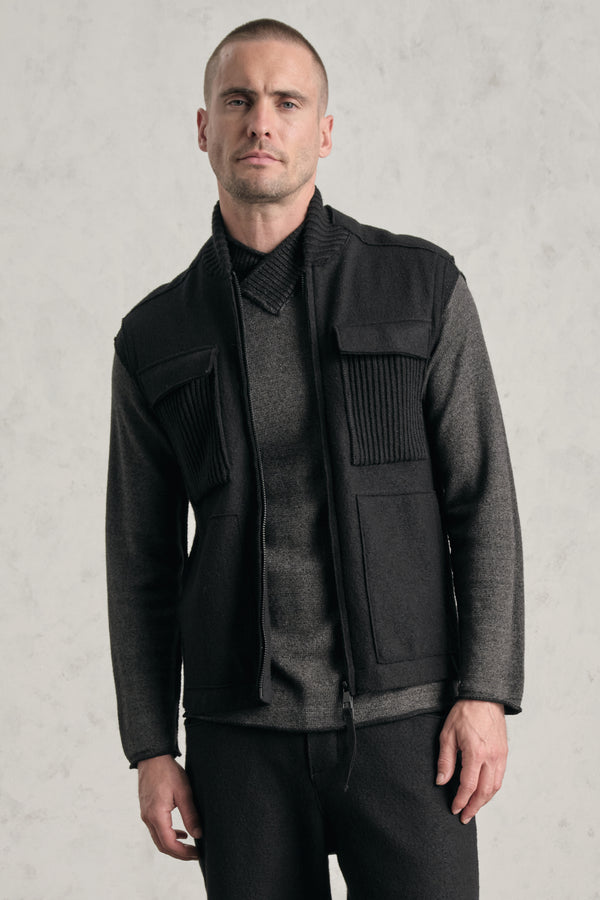 Gilet sportivo regular-fit in panno di lana cotta con profili taglio a vivo ed inserti in maglia | 1019.CFUTREK204.U10