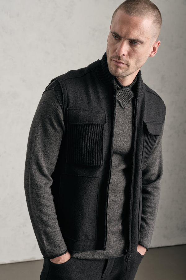 Gilet sportivo regular-fit in panno di lana cotta con profili taglio a vivo ed inserti in maglia | 1019.CFUTREK204.U10