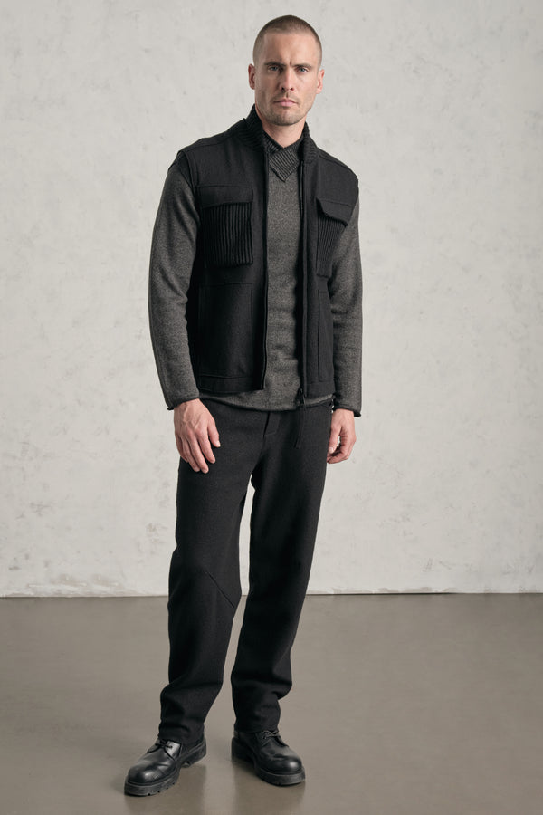 Gilet sportivo regular-fit in panno di lana cotta con profili taglio a vivo ed inserti in maglia | 1019.CFUTREK204.U10