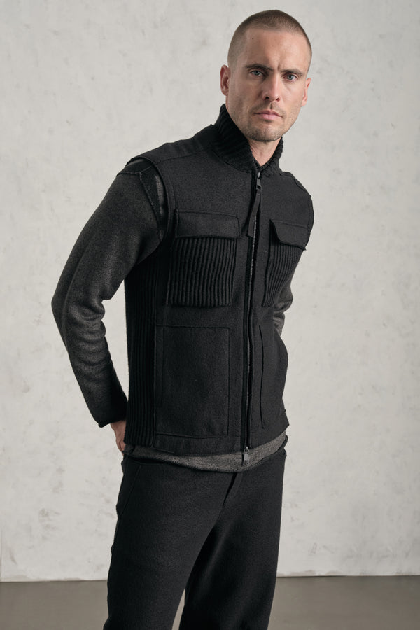Gilet sportivo regular-fit in panno di lana cotta con profili taglio a vivo ed inserti in maglia | 1019.CFUTREK204.U10