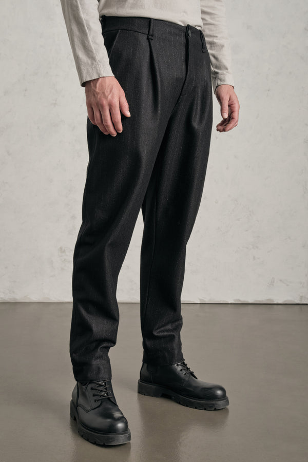 Pantalone loose-fit con pieghe frontali in gessato di lana vergine, impreziosito da ricamo a mano | 1019.CFUTREL210.U310