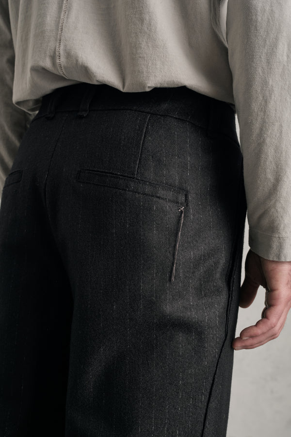 Pantalone loose-fit con pieghe frontali in gessato di lana vergine, impreziosito da ricamo a mano | 1019.CFUTREL210.U310