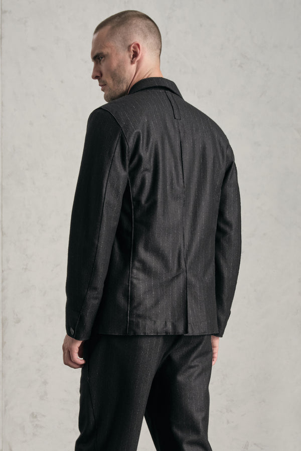 Giacca regular-fit in panno gessato di lana vergine con profili a taglio vivo e taschino con ricamo | 1019.CFUTREL211.U310