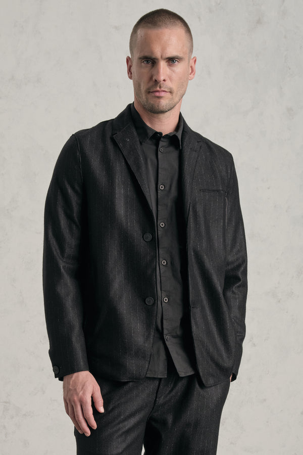 Giacca regular-fit in panno gessato di lana vergine con profili a taglio vivo e taschino con ricamo | 1019.CFUTREL211.U310
