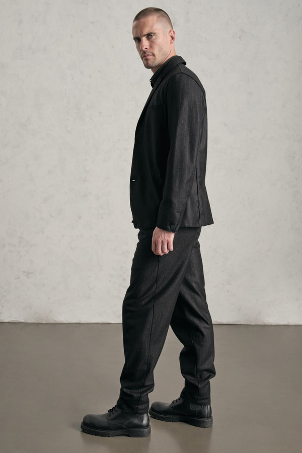 Giacca regular-fit in panno gessato di lana vergine con profili a taglio vivo e taschino con ricamo | 1019.CFUTREL211.U310