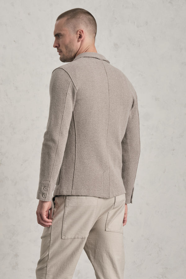 Giacca regular-fit in double face di lana e viscosa con disegno spinato e profili a taglio vivo | 1019.CFUTREM220.U302