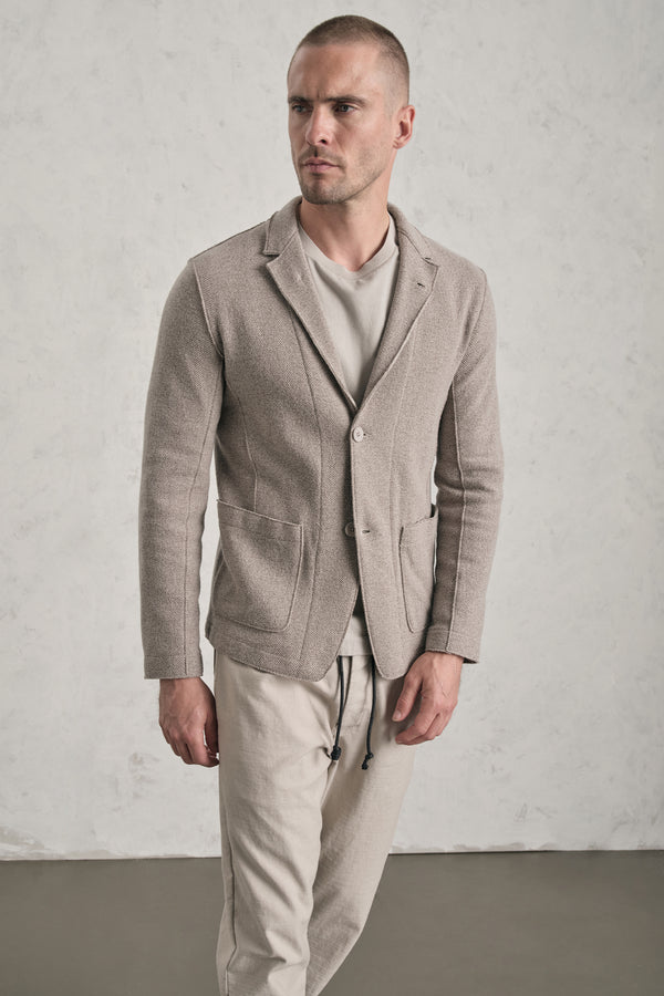 Giacca regular-fit in double face di lana e viscosa con disegno spinato e profili a taglio vivo | 1019.CFUTREM220.U302
