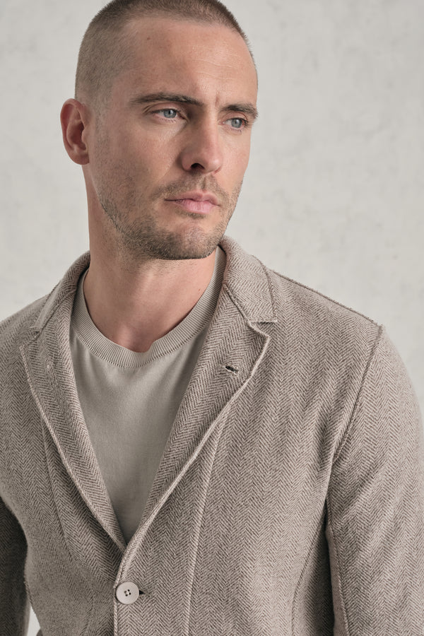 Giacca regular-fit in double face di lana e viscosa con disegno spinato e profili a taglio vivo | 1019.CFUTREM220.U302