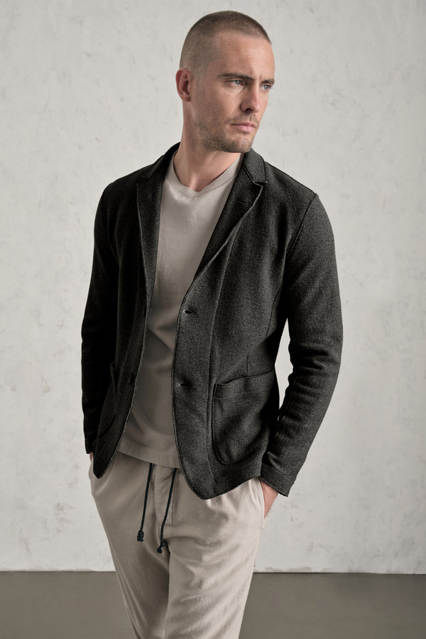Giacca regular-fit in double face di lana e viscosa con disegno spinato e profili a taglio vivo | 1019.CFUTREM220.U306